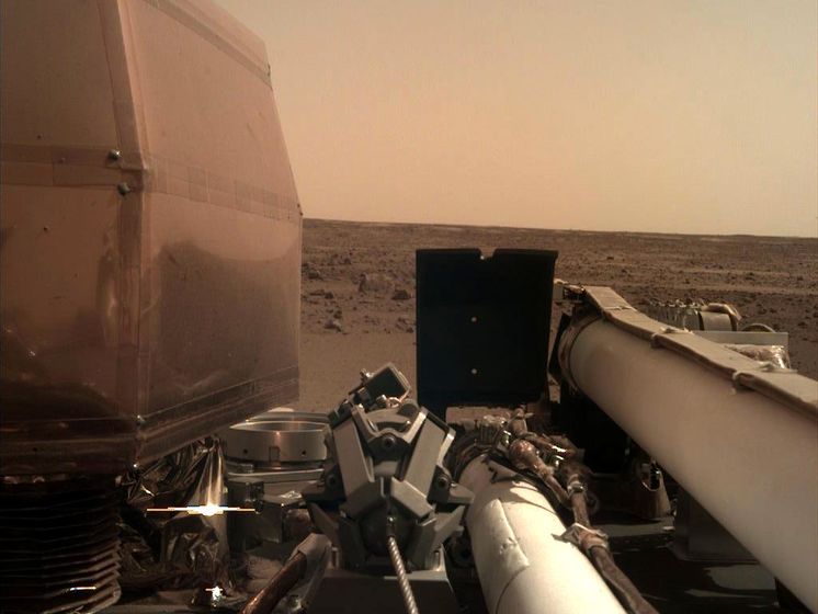 Космический аппарат InSight прислал первое фото с Марса