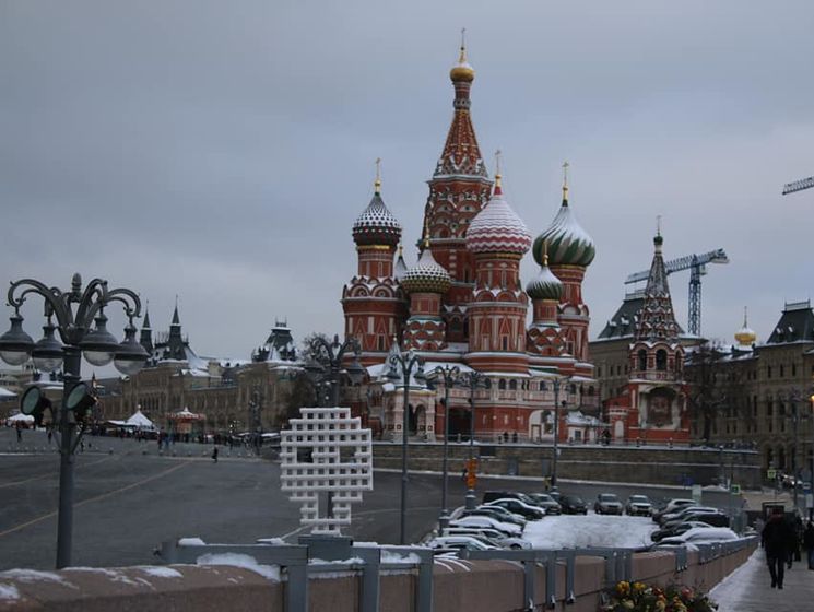 В Москве на месте убийства Немцова художник Бенькович разместил работу "Крик" 