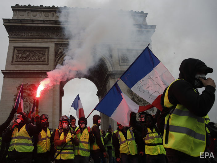 Число жертв протестов во Франции увеличилось до трех