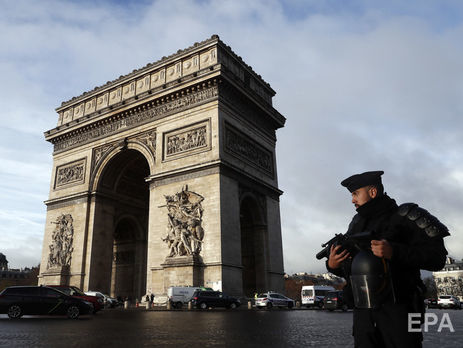 Протестующие в Париже разрисовали стены Триумфальной арки и повредили ее статуи. Фоторепортаж
