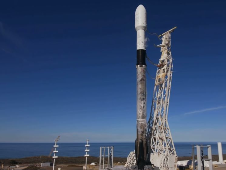 Falcon 9 вывела на орбиту сразу 64 спутника. Видео