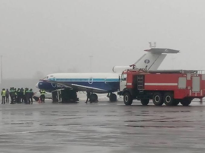 В аэропорту Киев пассажирский самолет столкнулся с автомобилем-генератором