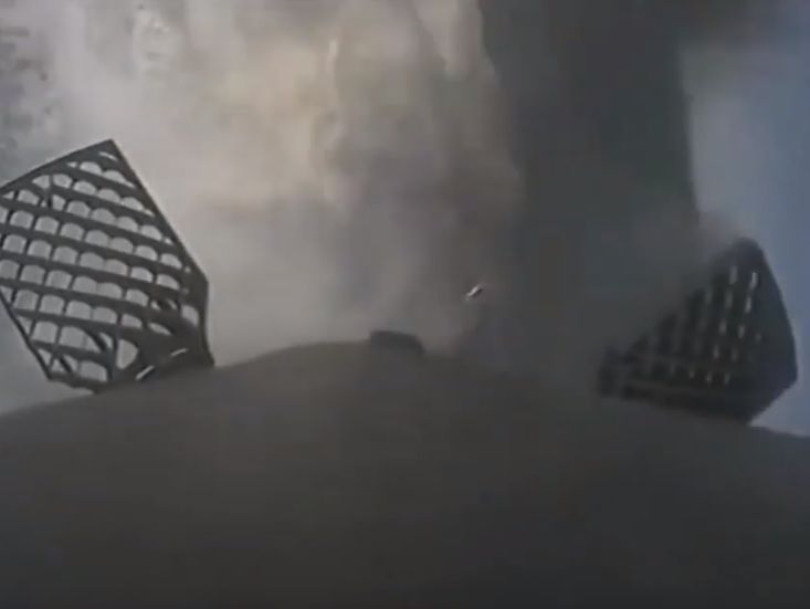 ﻿Ракету Falcon 9 після запуску в космос корабля Dragon не вдалося приземлити на підготовлену платформу. Відео