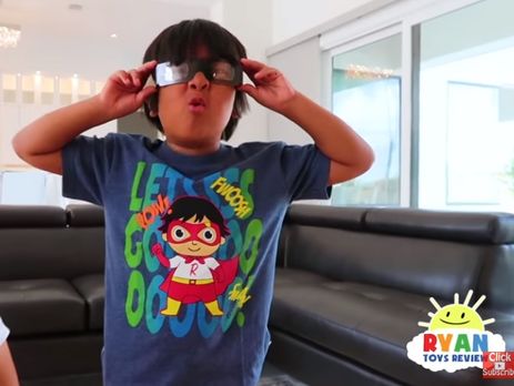 ﻿Семирічний хлопчик заробив за рік $22 млн на оглядах іграшок у YouTube