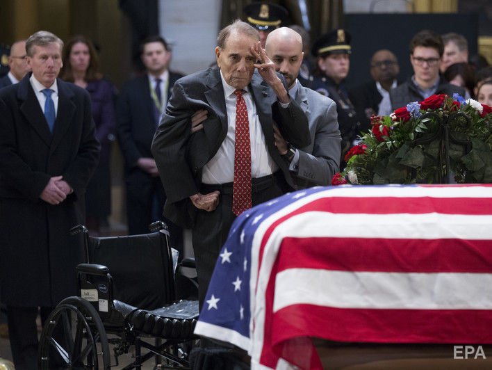 95-летний экс-сенатор США поднялся с инвалидной коляски, чтобы попрощаться с Джорджем Бушем – старшим. Видео