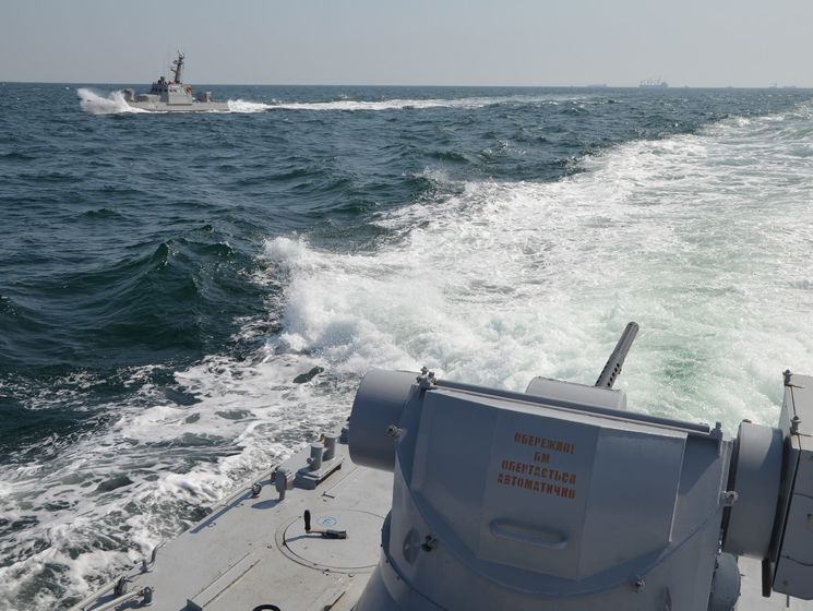 В погранслужбе РФ заявили, что украинские корабли могли угрожать Крымскому мосту