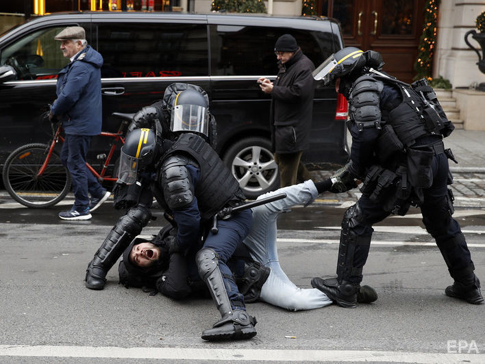В Париже перед новыми протестами "желтых жилетов" полиция задержала 354 человека