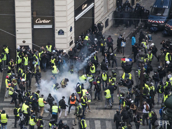 В Париже полиция разгоняет акцию протеста "желтых жилетов". Трансляция