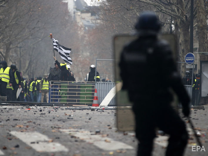 В ходе столкновений в Париже пострадали 30 человек, число задержанных приближается к 600