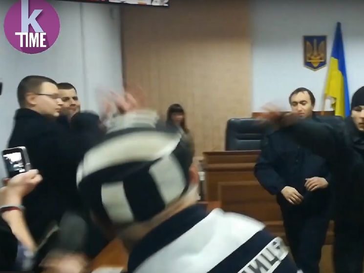 На заседании суда сторонник Савченко бросил ботинок в прокурора. Видео