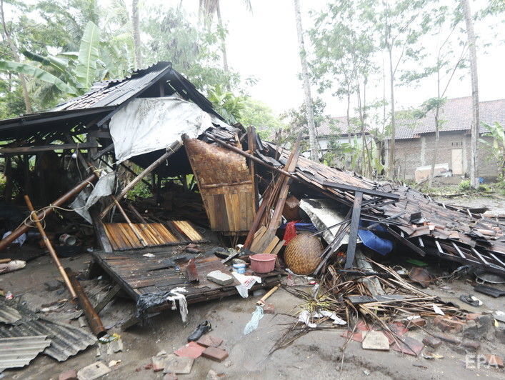 Число жертв цунами в Индонезии возросло до 222