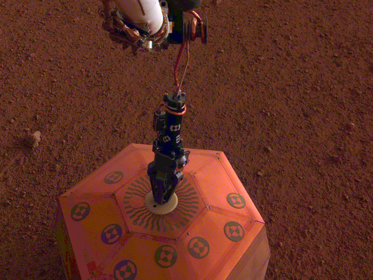 Аппарат NASA установил сейсмометр на Марсе