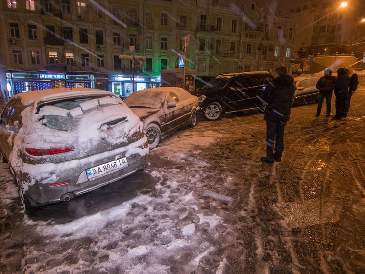 "Не могли остановиться". В Киеве из-за гололедицы столкнулись пять автомобилей