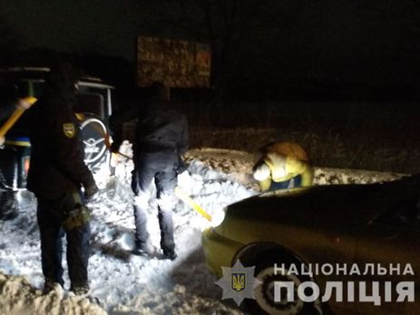 Сотни машин в Украине застряли в сугробах, для расчистки трасс применяют военную технику