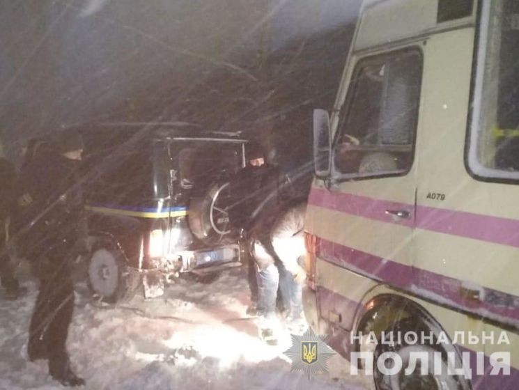 За сутки в Украине полицейские помогли освободить из сугробов более 300 автомобилей &ndash; Нацполиция