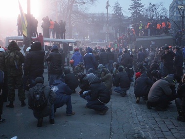 СМИ: На Грушевского несколько человек пострадали от шумовых гранат