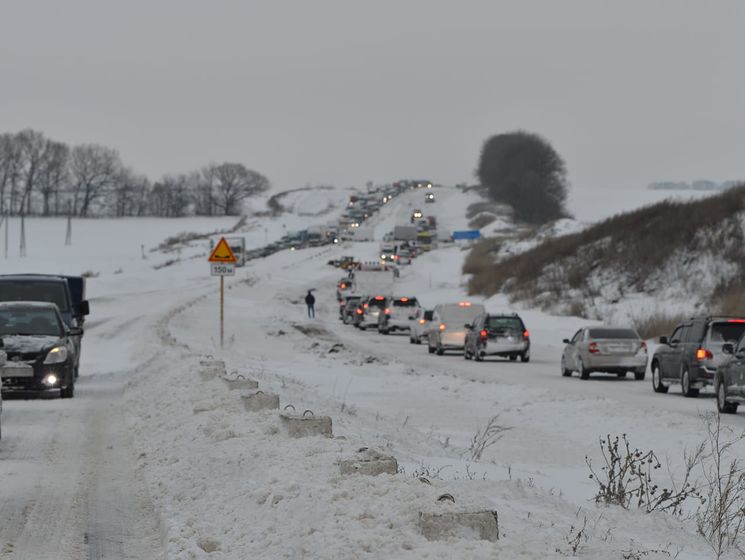 В Полтавской области из-за снегопадов в пробках застряли около 800 автомобилей