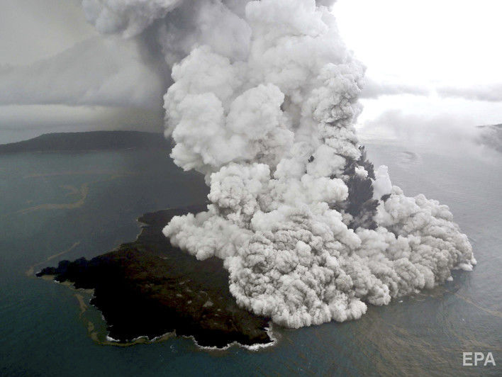 В Индонезии повысили уровень тревоги из-за извержения вулкана Анак-Кракатау