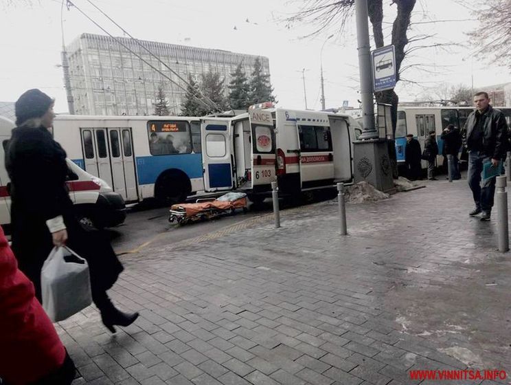 В центре Винницы в троллейбусе лопнуло внутреннее колесо, трое пассажиров госпитализированы