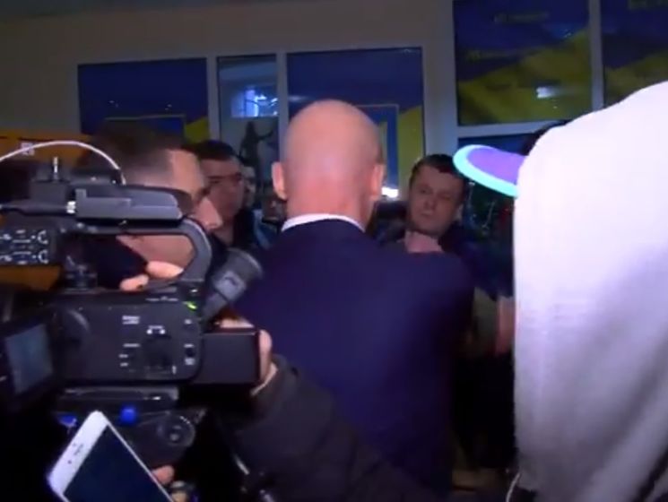 Труханов оттолкнул журналиста, который хотел задать ему вопрос после судебного заседания