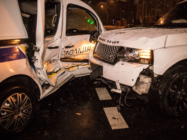 В Киеве Range Rover влетел в полицейский автомобиль