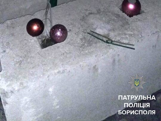 В Борисполе в новогоднюю ночь мужчина упал с городской елки, в то время как патрульные разнимали драку между девушками