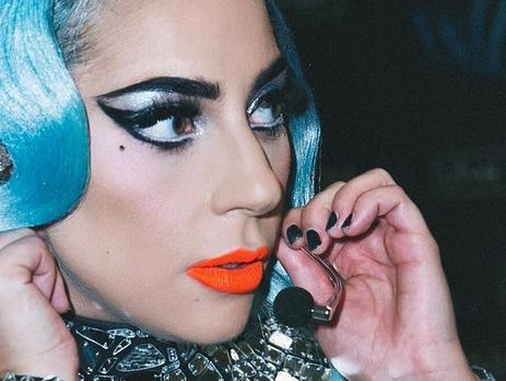Леди Гага примерила парик из синих волос