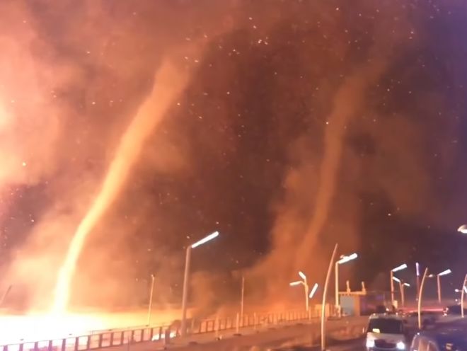 Во время празднования Нового года в Нидерландах ветер превратил костры в огненные торнадо. Видео