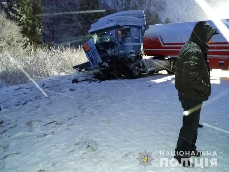 В результате столкновения автоцистерны с двумя микроавтобусами во Львовской области погибло два человека, девять пострадали – полиция