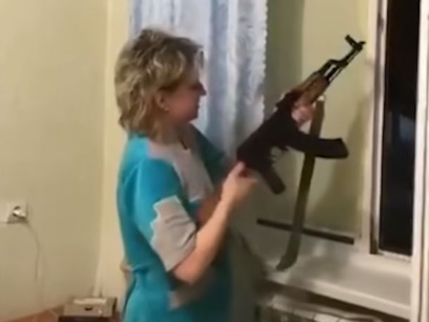 Жительница Донбасса с криками "С Новым годом!" стреляла в окно из автомата. Видео