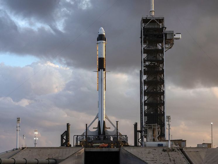 ﻿Маск заявив, що корабель Crew Dragon і ракета Falcon 9 вирушать до МКС за місяць
