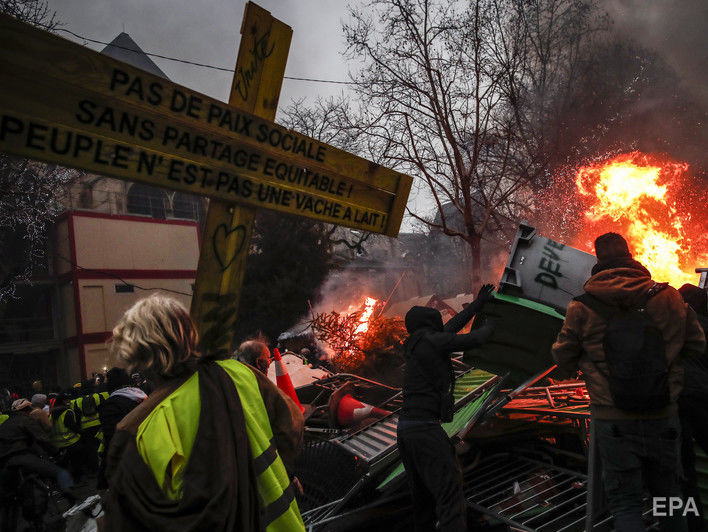 Участники акции "желтых жилетов" в Париже атаковали офис спикера правительства
