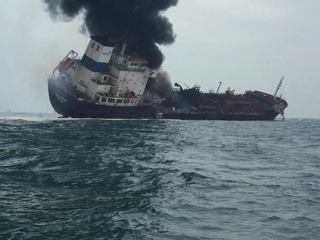 У берегов Гонконга загорелся танкер с нефтью, есть погибший