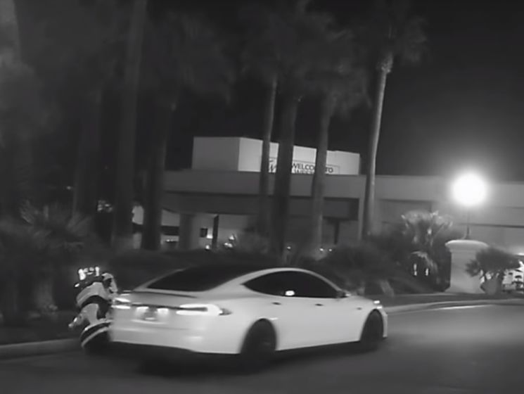 ﻿У Лас-Вегасі Tesla в режимі автопілота збила російського робота Promobot. Відео