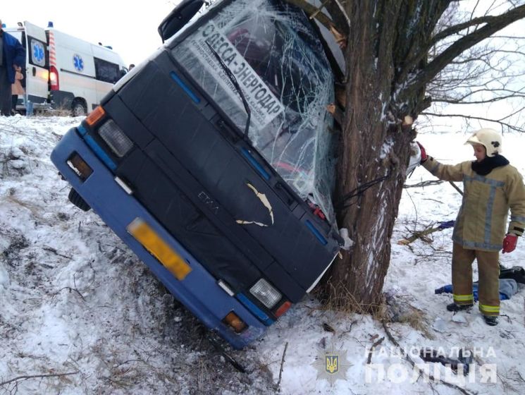 В Херсонской области рейсовый автобус слетел в кювет, три человека пострадали &ndash; полиция