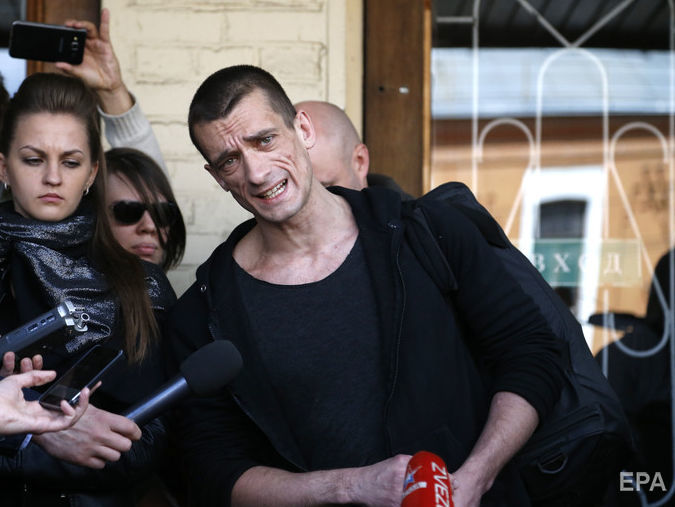 Суд признал Павленского виновным в поджоге банка во Франции