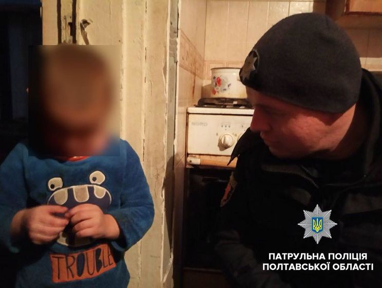 В Полтаве патрульные обнаружили на улице босого полураздетого трехлетнего мальчика