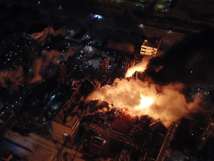 В Госслужбе по ЧС сообщили, что персонал горящего завода "Карпатнефтехим" перекрыл подачу пирогаза в установки