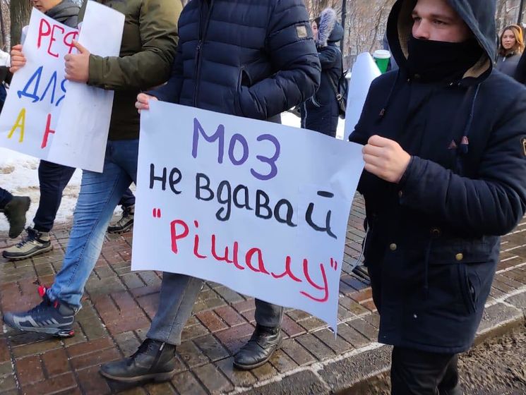 Под Кабмином студенты протестуют против реорганизации Одесского медицинского университета