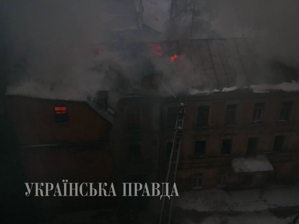﻿У центрі Києва горить нежитловий будинок, площа загоряння становить 400 м²
