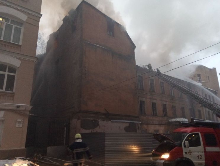 Пожар в нежилом здании в центре Киева потушили