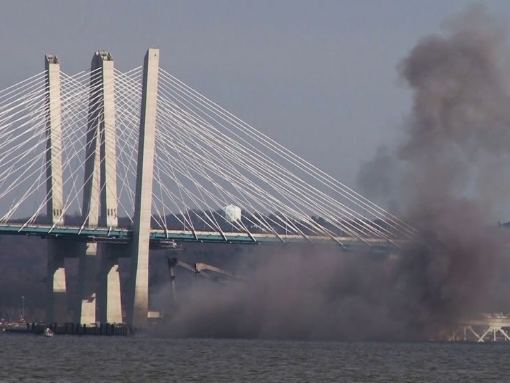 В Нью-Йорке взорвали часть моста через Гудзон. Видео