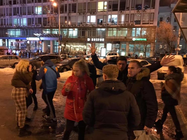 Киевские футбольные фанаты нашли и заставили извиниться подростков, которые избили прохожего