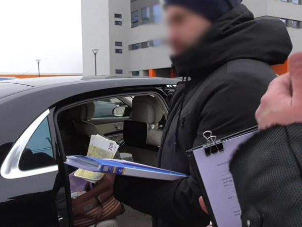 Суд в Киеве отправил под ночной домашний арест двух подозреваемых в завладении 93 млн грн "Укрзалізниці", еще одному назначил залог &ndash; САП
