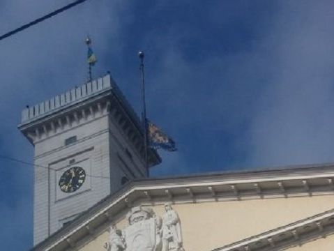 ﻿На львівській ратуші приспущено прапор на знак жалоби за загиблим мером Гданська