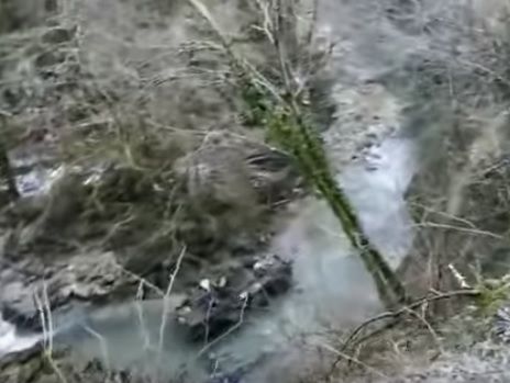Опубликована запись с упавшим в абхазском ущелье российским БТР. Видео
