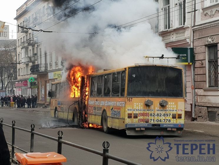 В центре Тернополя загорелся троллейбус
