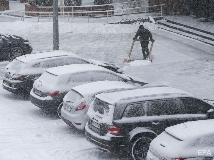 Спасатели за сутки отбуксировали 407 авто, застрявших на дорогах Украины из-за снега – ГСЧС