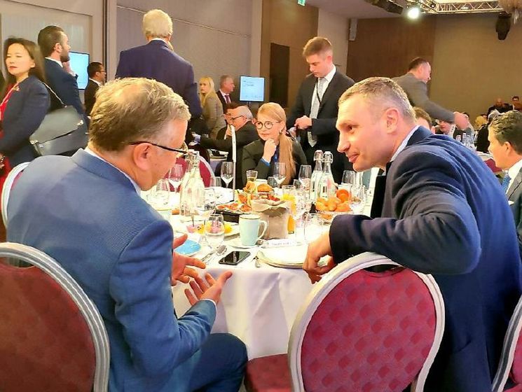 ﻿Порошенко на Українському сніданку в Давосі не сів за один стіл із Тимошенко і Гриценком