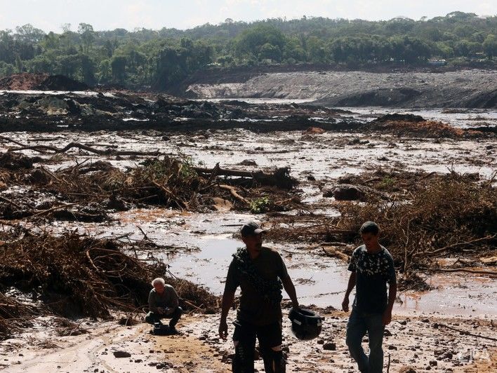 В результате прорыва плотины в Бразилии пропало около 200 людей